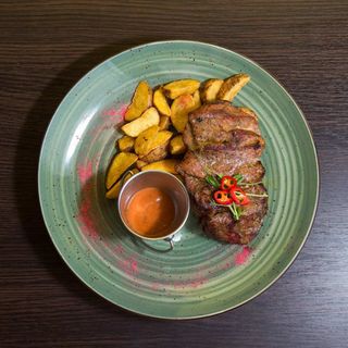 Стейк зі свинини з картоплею Техас та шашличним соусом (260/140/30г)