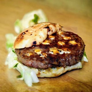 Gurmanska pljeskavica, ajvar, luk, lepinja