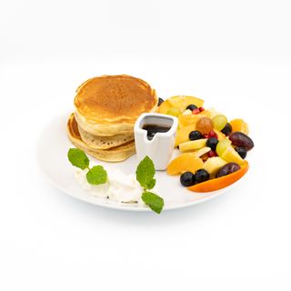 Pancakes z owocami sezonowymi