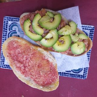 Tostada de tomate aguacate y salmón