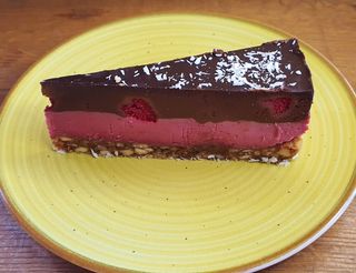 Tort raw cu ciocolata si zmeura - fara gluten, fara zahar rafinat, vegan / de post