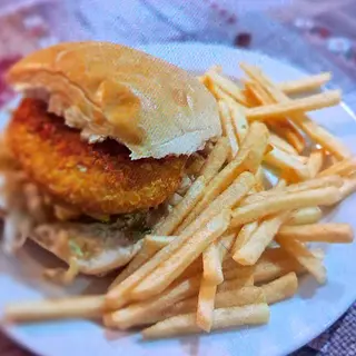 Hamburguesa pollo crispy.lechuga,mayonesa y fritas