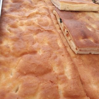 Focaccia con prosciutto e mozzarella