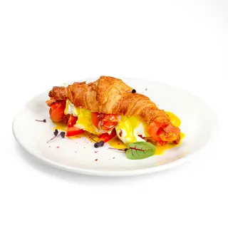 Ouă Benedict pe croissant