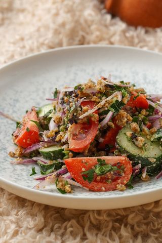 Салат из свежих овощей с орехами