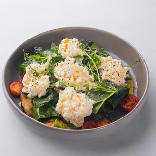 Салат с сыром страчателла