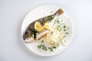 Dorada la gratar cu orez salbatic, parmesan si lamaie