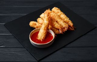 Креветка темпура з соусом манго-чилі