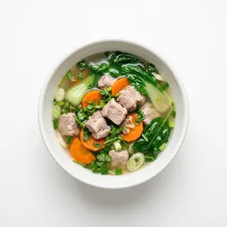 Carne di maiale brodo con verdure miste piccanti
