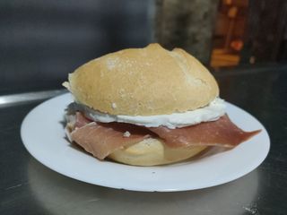 Pulga De Jamón Serrano Con Queso Tierno