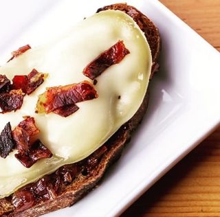 Tosta De Croca De Ternera Gallega Con Cebolla Caramelizada