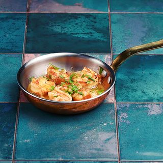 კრევეტები კარაქით და ნივრით