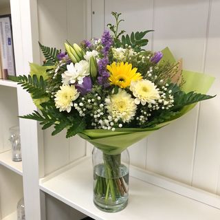 Bouquet Printanier Avec Gerberas Et Fleurs Blanches