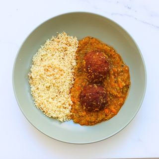 Albóndigas de atún en salsa con cous cous