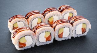 Рол з тигровою креветкою та лососем
