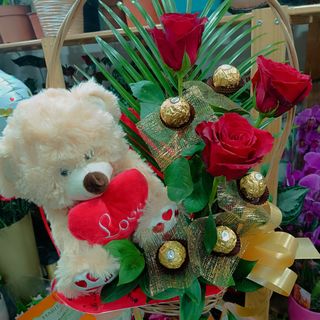 Korpa sa ružama i plišanim medom