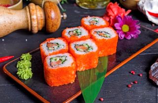 Ролл "Калифорния с лососем"