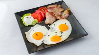 Jaja na oko sa slaninom