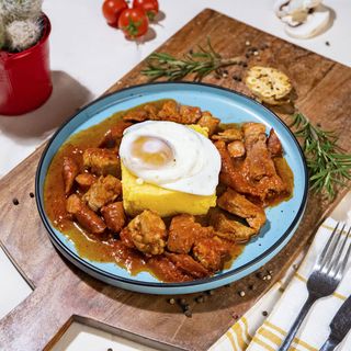 Tochitură moldovenească cu mămăliguță