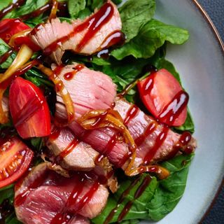 Salata sa mariniranim rosbifom i sosom od meda i đumbira