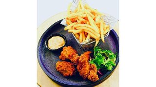 Aripioare picante, cartofi, sos