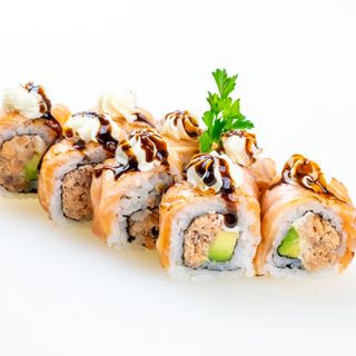 055. Uramaki salmon royal roll