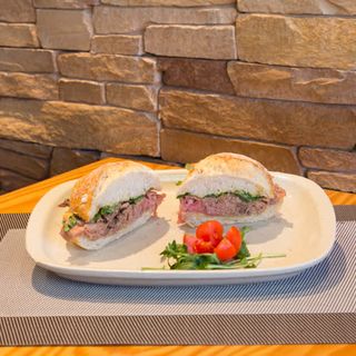 Sanduíche de Rosbife com Molho de Mostarda