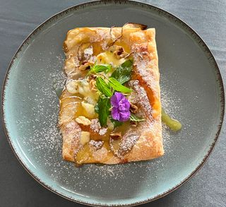 Тарт з грушею, блакитним сиром, медом та горіхами (200 г )