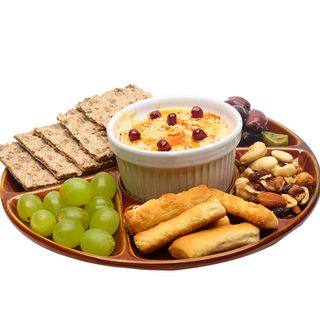 Humus cu crackers si masline