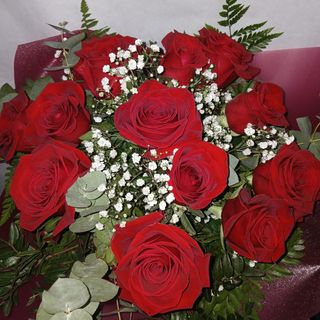RAMO DE 12 ROSAS ROJAS