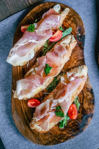 Brusketi sa pršutom i zapečenom mozzarellom