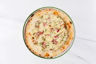 Пицца а-ля карбонара с говяжьим беконом и пармезаном