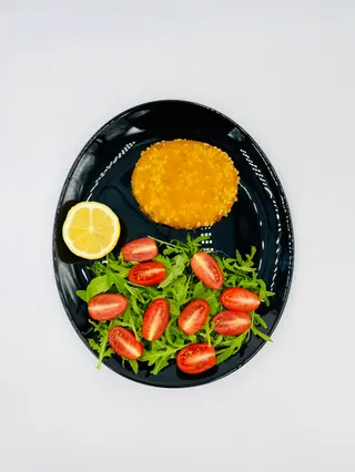 Medaglioni di pollo con rucola e pomodorini