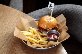 Гамбургер з яловичою котлетою (200g)