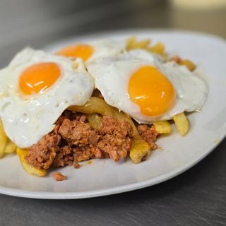 Huevos Rotos Con Picadillo 