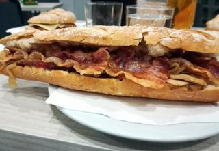 Bocadillo De Bacon Y Queso