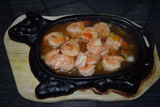 Gamberi su padella di ghisa