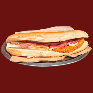 Bocadillo De Pollo Crujiente Con Queso Y Bacon