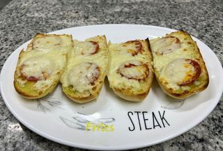 Pão de alho peperonni em baguete