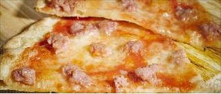 Pizza piatto salsiccia