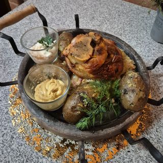 Golonka z ziemniakami i kapustą zasmażaną