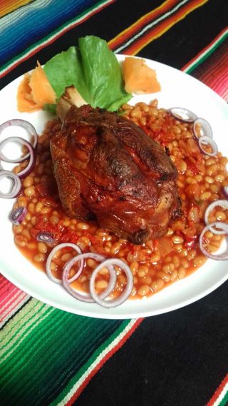 Ciolan bavarez cu mirodenii și iahnie de fasole 