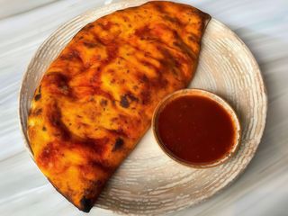 Кальцоне з беконом, шинкою та моцарелою (600/50g)