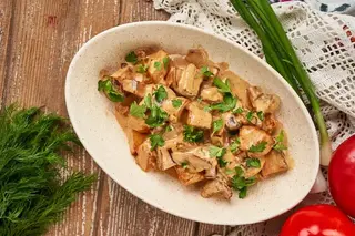 Свинина с картофелем в сливочно -горчичном соусе (400гр)