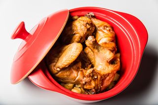 Pui la ceaun cu cartofi inabusiti in usturoi 