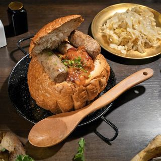 Fasole prăjită în bol de pâine (2 persoane)