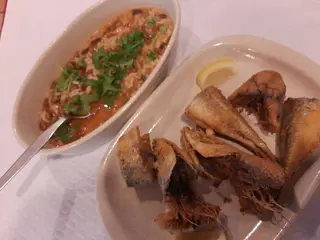 Carapaus fritos  com arroz de feijão ou de tomate