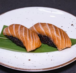 88. Nigiri Black Salmón (2 Uds.)
