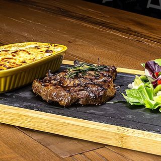 Combo Cotlet de porc cu cartofi la cuptor cu rozmarin si salata sfecla+Peps