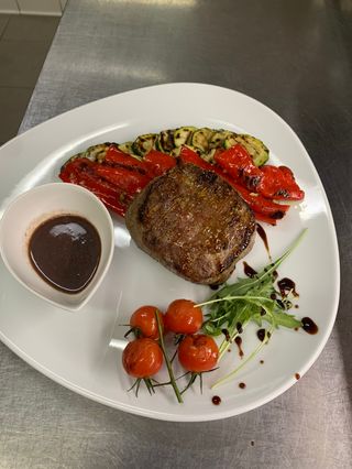 Biftek 250g s pečenim hladnim povrćem 